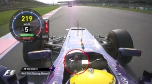 Webber manda um "oi" para Vettel.